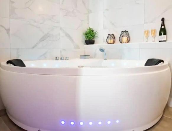 Majord'Home Spa 4*-L'Elegance-Balneo Vieille Ville Annecy Exterior foto